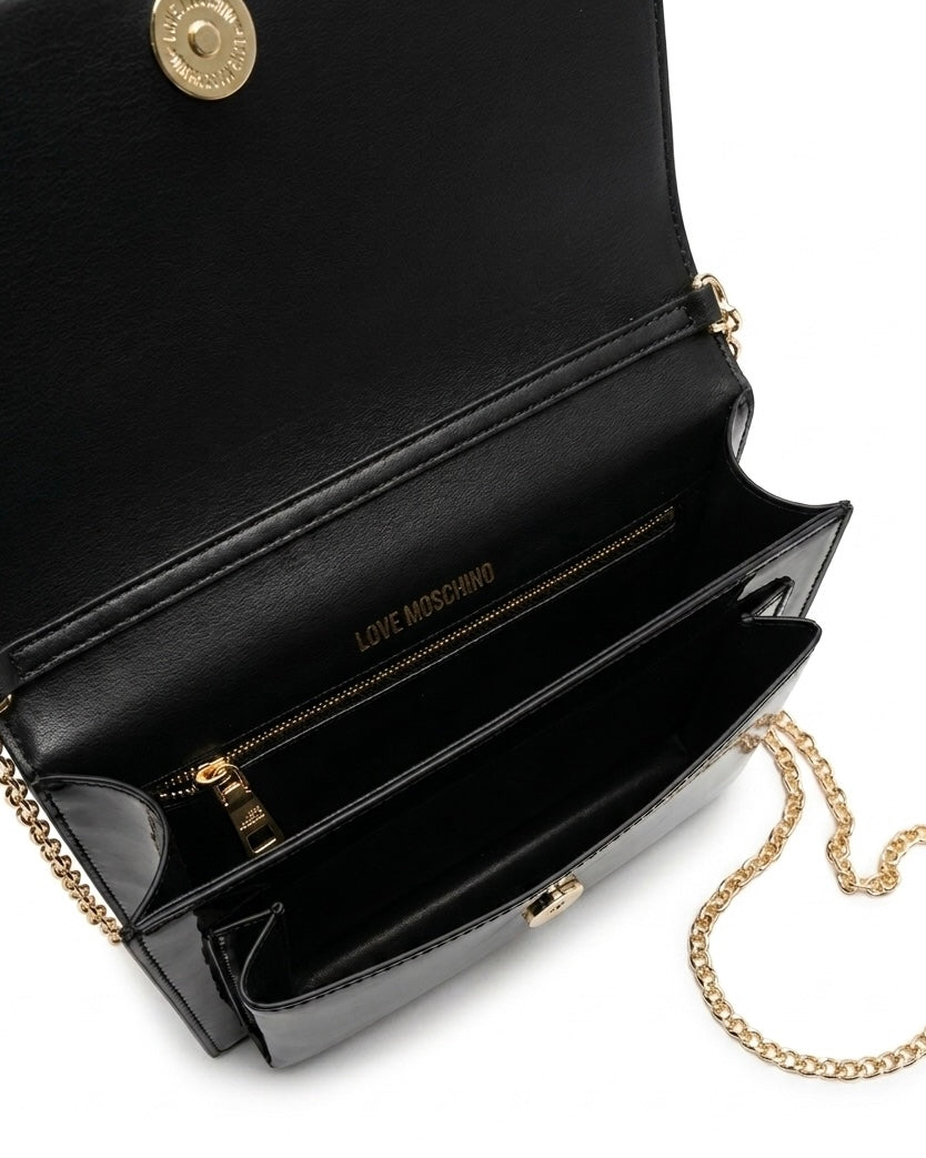 Borse Love Moschino in vernice nera lucida con tracolla a catena e logo dorato frontale-interno.
