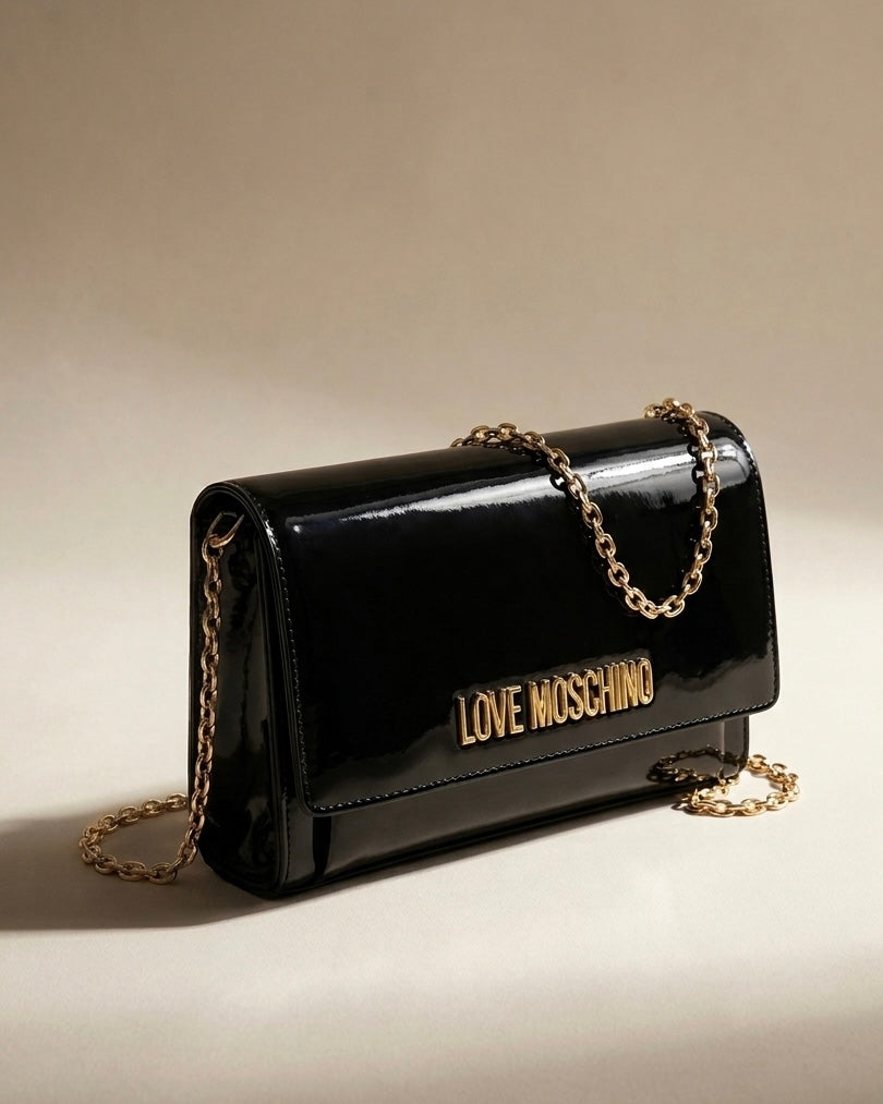 Borse Love Moschino in vernice nera lucida con tracolla a catena e logo dorato frontale