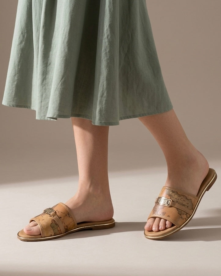 Ciabatta da donna Alviero Martini 1ª Classe con fascia Geo Classic color cuoio e morsetto dorato logato-indossate.