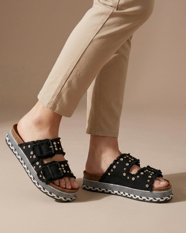 Ciabatte basse platform nere a doppia fascia con effetto sfilacciato, fibbie regolabili e strass brillanti - Buttò Calzature - indossate