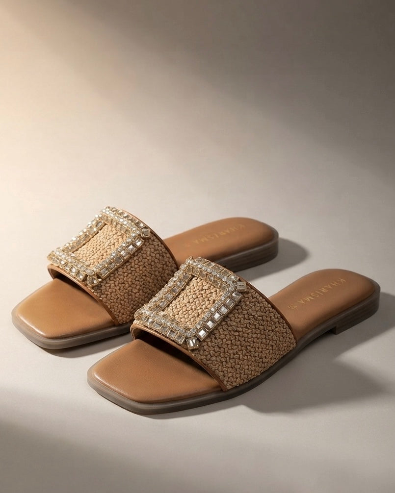Ciabattine basse color cuoio e beige con fascia intrecciata e maxi fibbia gioiello rettangolare con strass - Buttò Calzature.