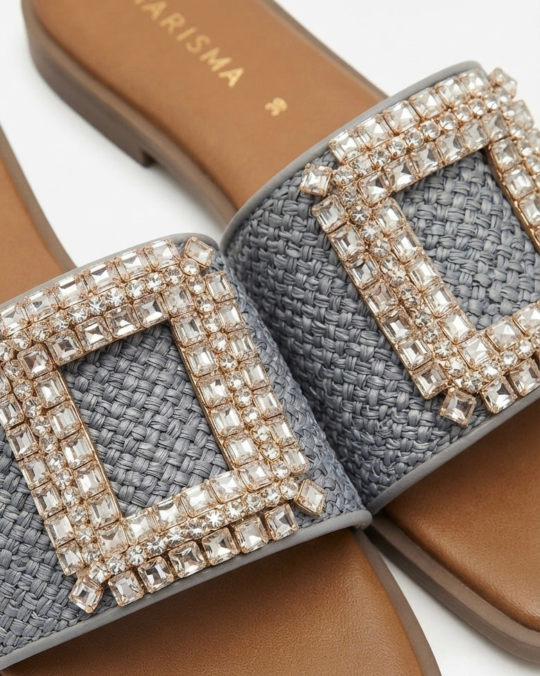 Ciabattine basse color jeans e cuoio con fascia intrecciata e maxi fibbia gioiello rettangolare con strass - Buttò Calzature - dettaglio.