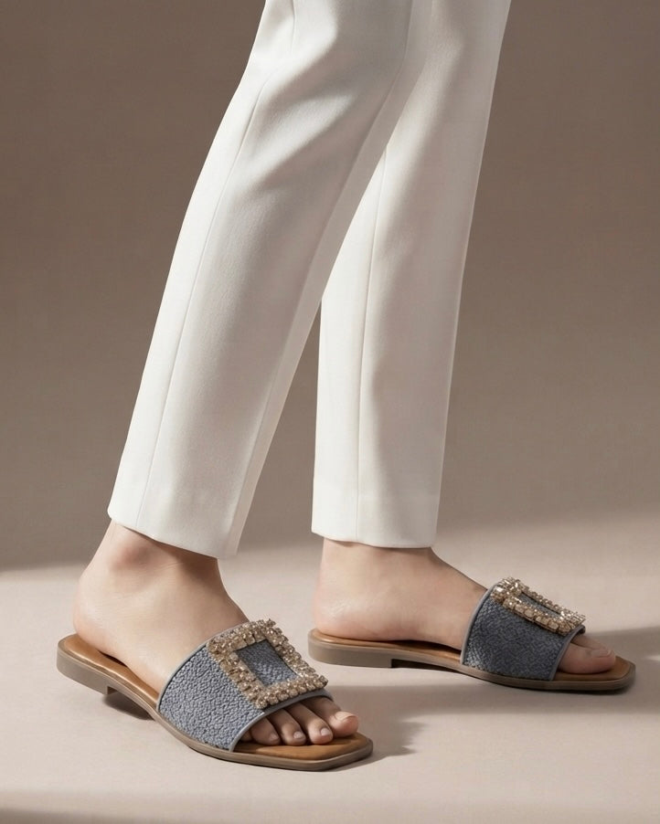 Ciabattine basse color jeans e cuoio con fascia intrecciata e maxi fibbia gioiello rettangolare con strass - Buttò Calzature - indossate.