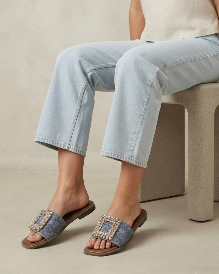 Ciabattine basse color jeans e cuoio con fascia intrecciata e maxi fibbia gioiello rettangolare con strass - Buttò Calzature - modella.
