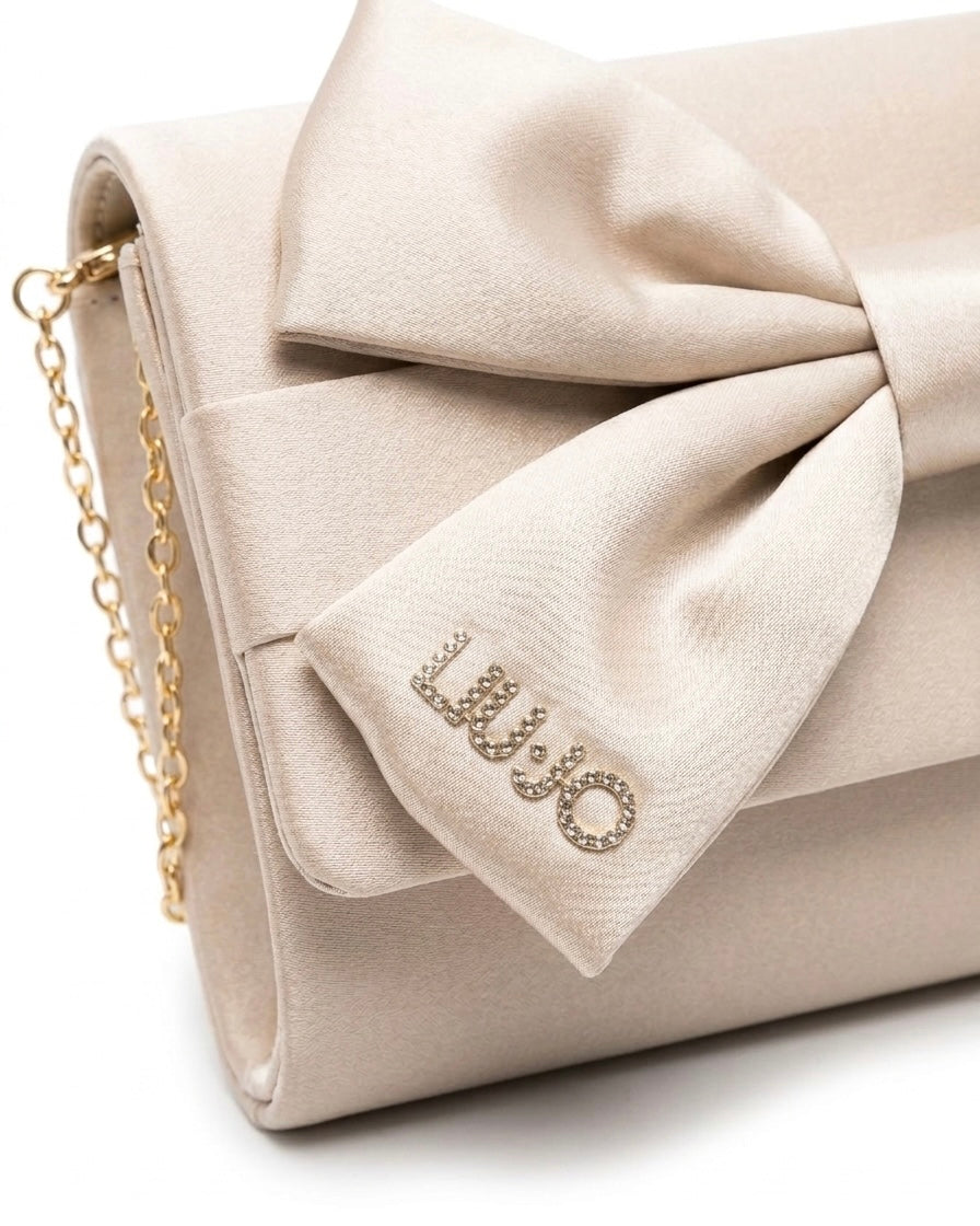 Pochette Liu Jo in satin beige con maxi fiocco frontale e tracolla a catena dorata-logo.