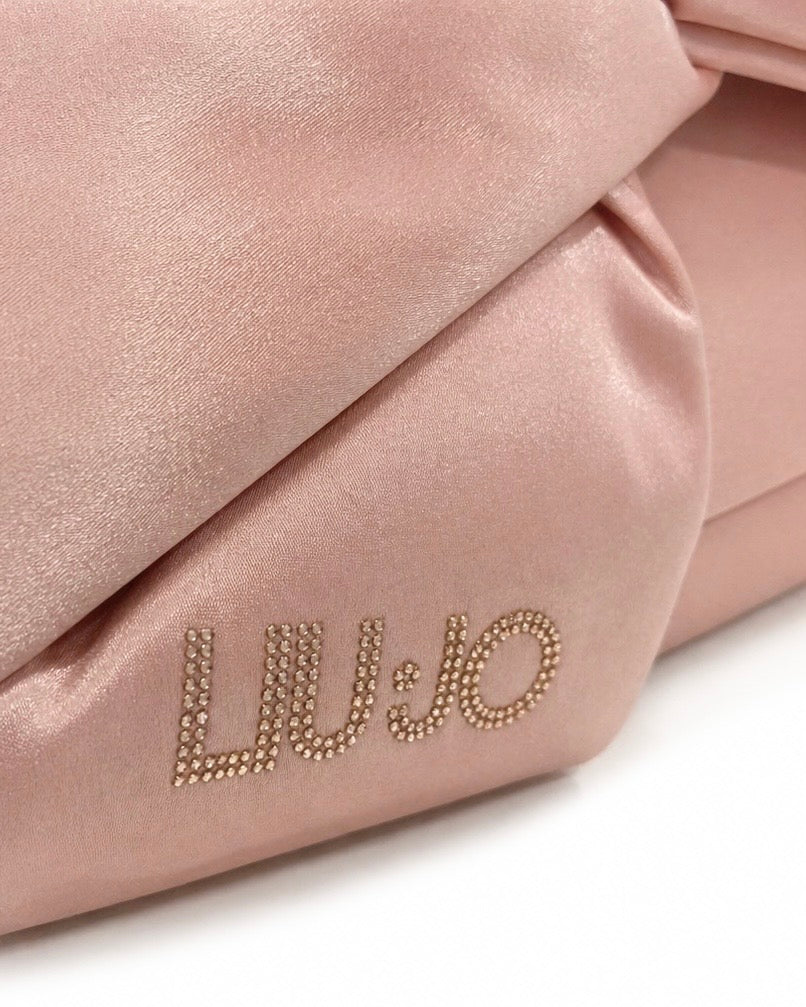 Pochette Liu Jo in satin rosa cipria con nodo centrale e logo in strass e catenina oro-logo.