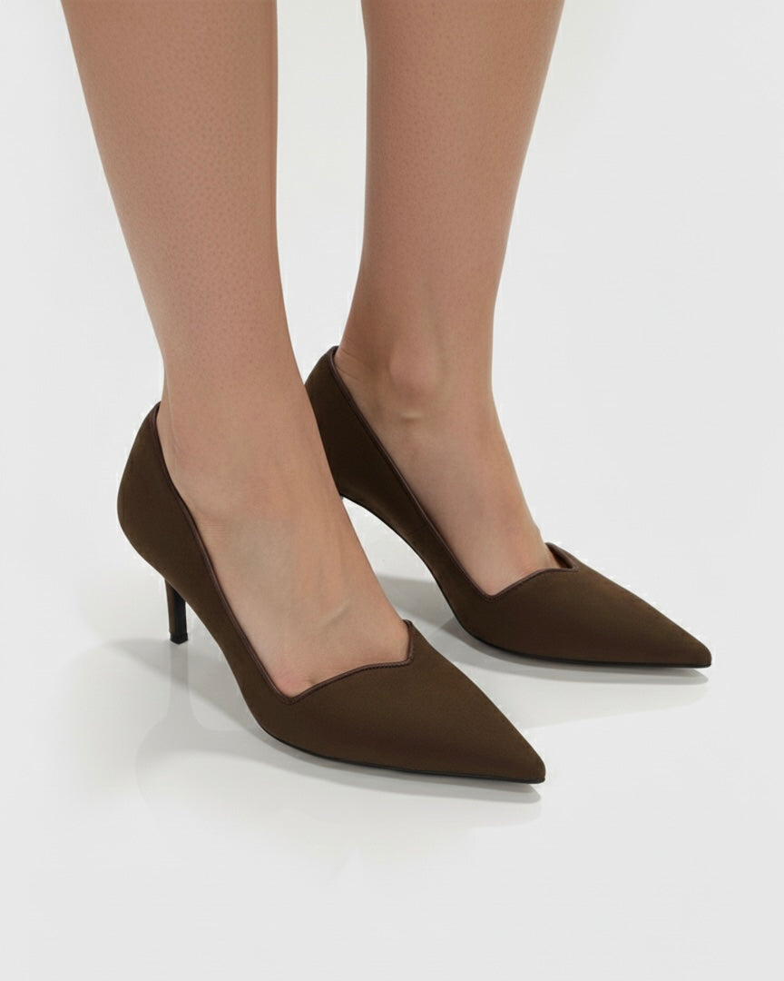 Scarpe décolleté marroni scamosciate a punta con tacco alto a spillo - indossate.