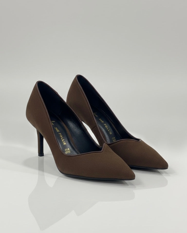 Scarpe décolleté marroni scamosciate a punta con tacco alto a spillo.