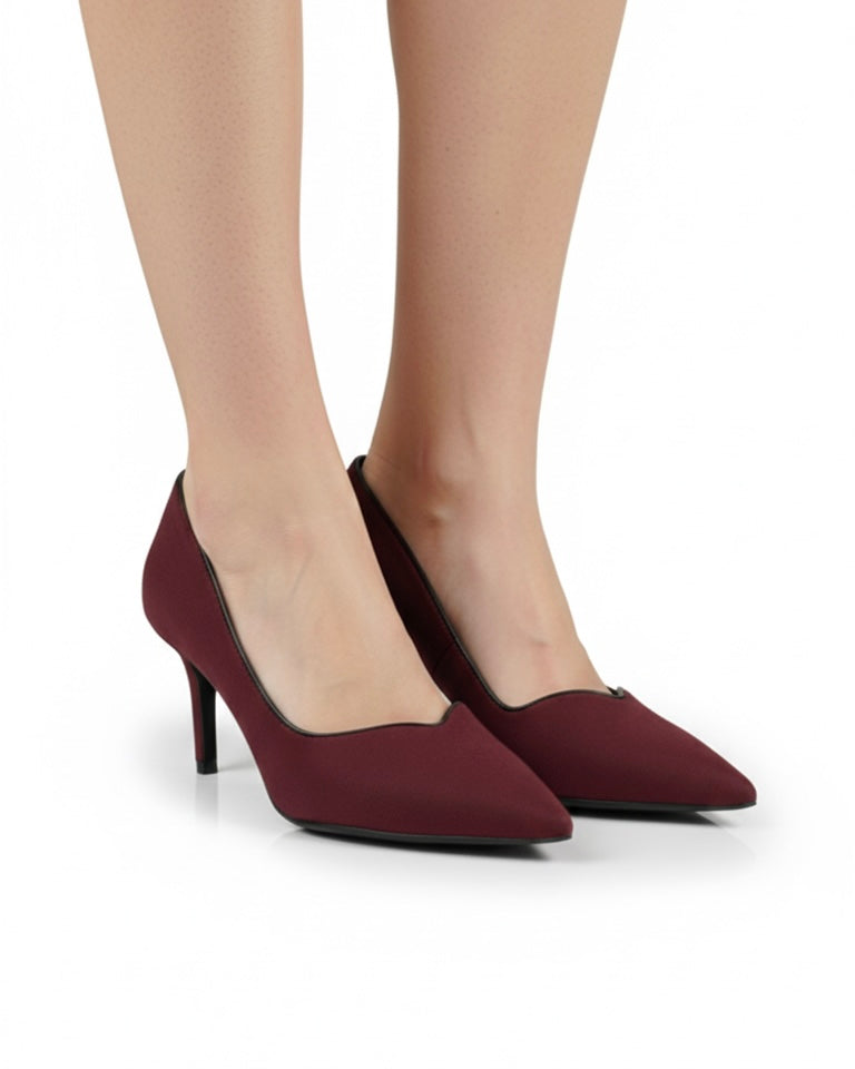 Scarpe décolleté bordeaux scamosciate a punta con tacco alto a spillo - indossate.