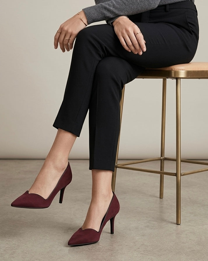 Scarpe décolleté bordeaux scamosciate a punta con tacco alto a spillo-modella.