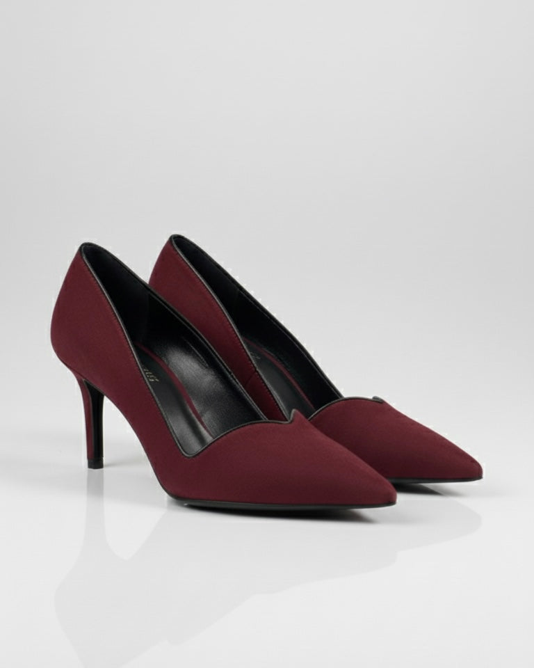 Scarpe décolleté bordeaux scamosciate a punta con tacco alto a spillo.