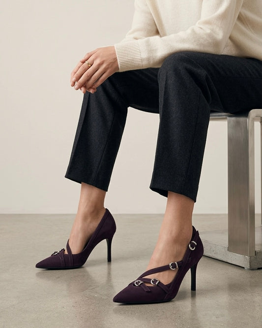 Scarpe décolleté vinaccio scamosciate a punta con triplo cinturino alla caviglia e tacco a spillo-modella