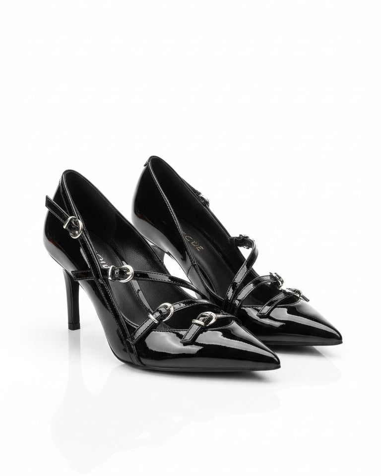 Scarpe décolleté nere in vernice lucida a punta con cinturini multipli incrociati e fibbie argentate.