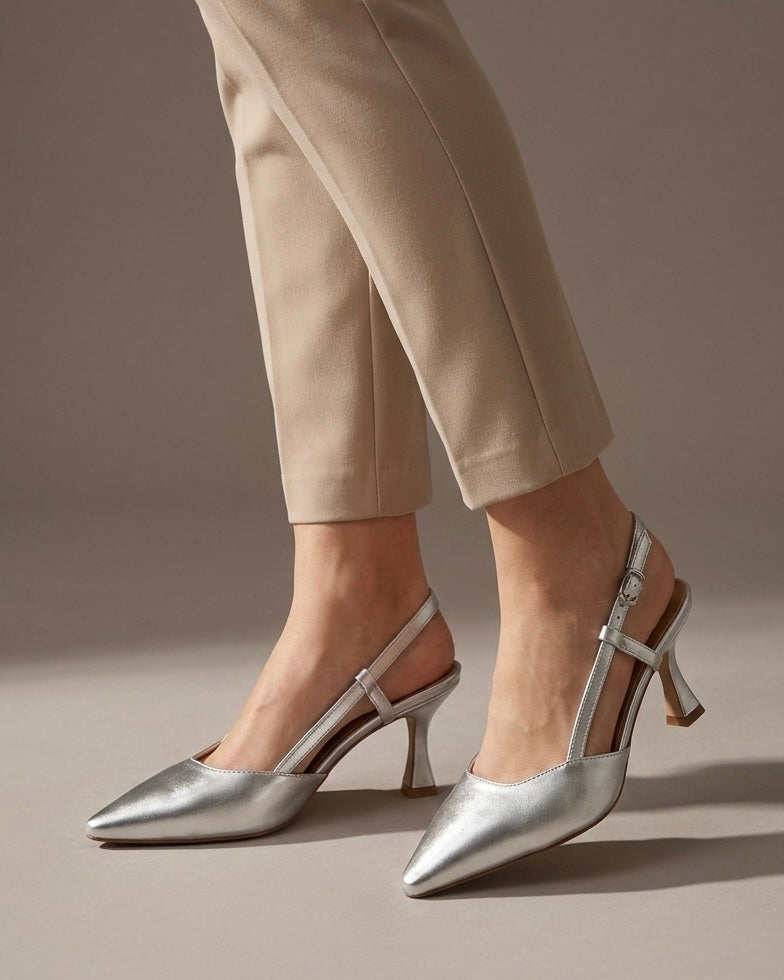 Scarpe eleganti slingback color argento laminato, punta sfilata, doppio cinturino sottile e tacco medio a rocchetto-indossate.