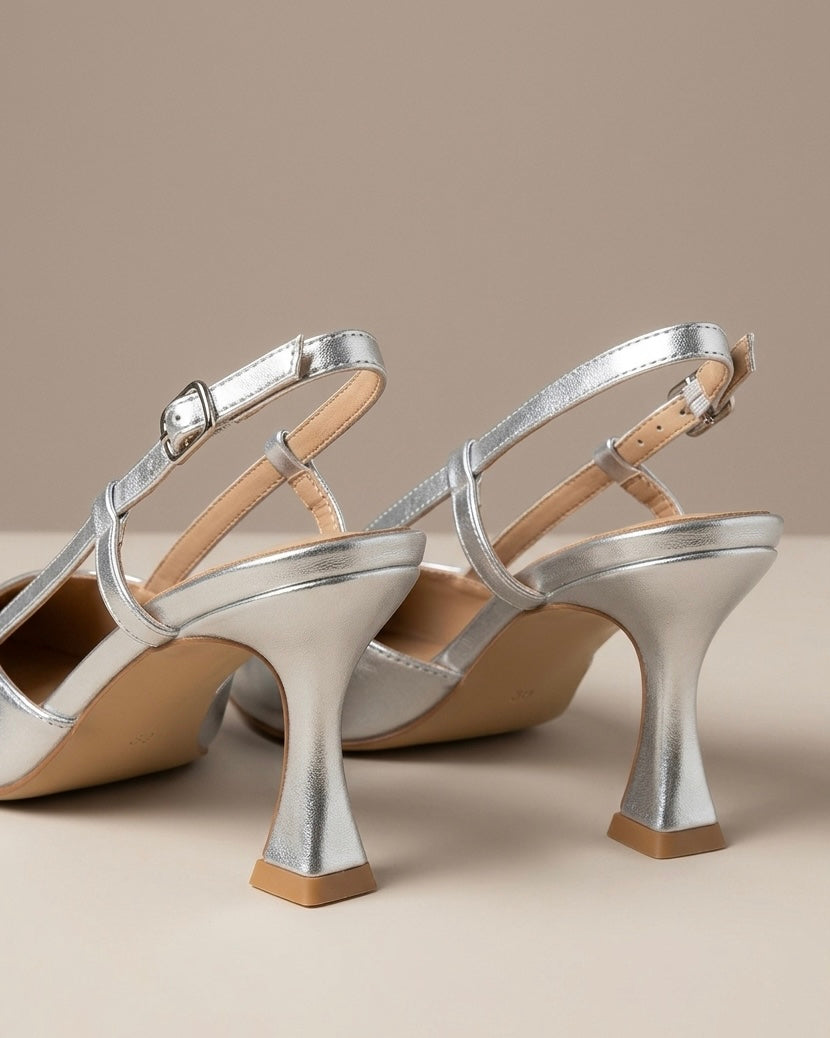 Scarpe eleganti slingback color argento laminato, punta sfilata, doppio cinturino sottile e tacco medio a rocchetto-retro.