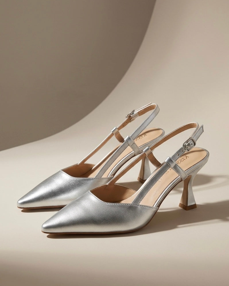 Scarpe eleganti slingback color argento laminato, punta sfilata, doppio cinturino sottile e tacco medio a rocchetto.