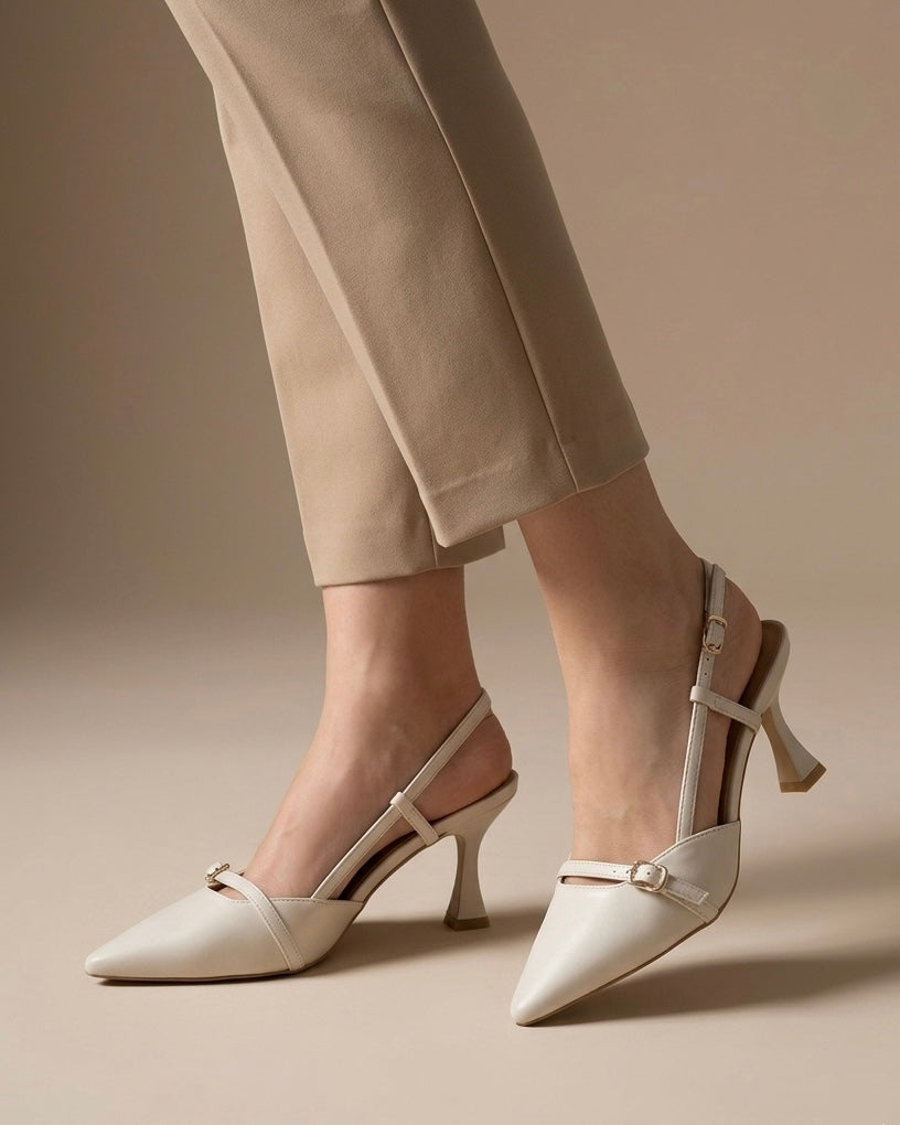 Scarpe décolleté modello slingback color crema (off-white) con punta affusolata, tacco medio sagomato e doppio cinturino sottile regolabile-indossate.