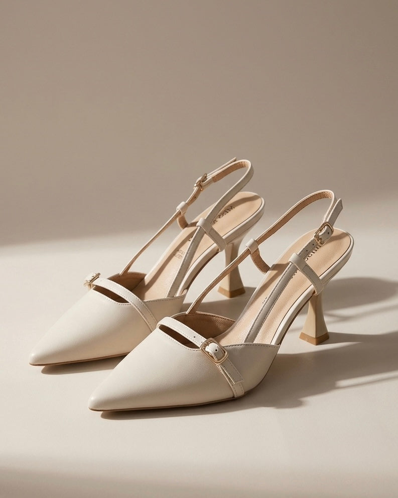 Scarpe décolleté modello slingback color crema (off-white) con punta affusolata, tacco medio sagomato e doppio cinturino sottile regolabile.