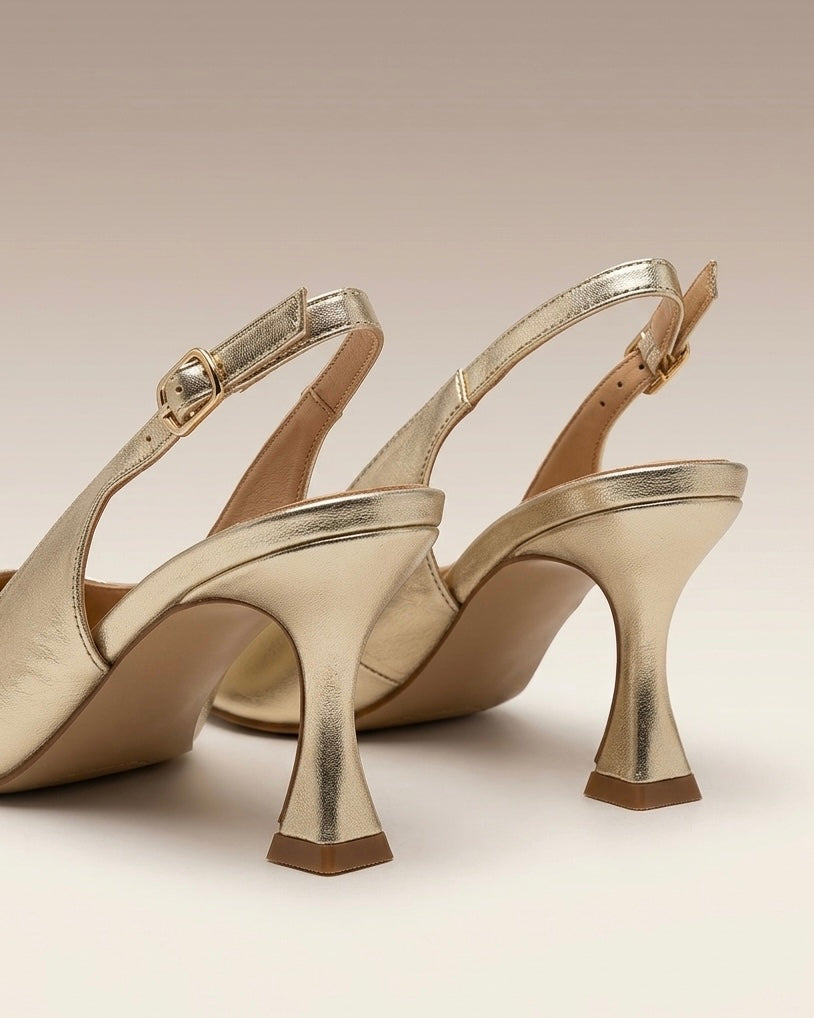 Scarpe eleganti modello slingback in finitura oro laminato, punta affusolata, tacco medio a rocchetto e cinturino regolabile con fibbia dorata-retro.
