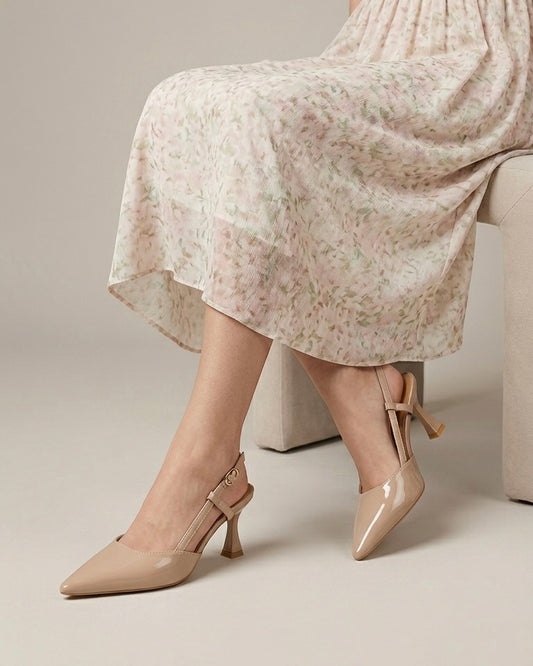 Scarpe eleganti modello slingback in vernice lucida color nude, punta sfilata affusolata, tacco alto sagomato a rocchetto e cinturino sottile regolabile con fibbia-modella.