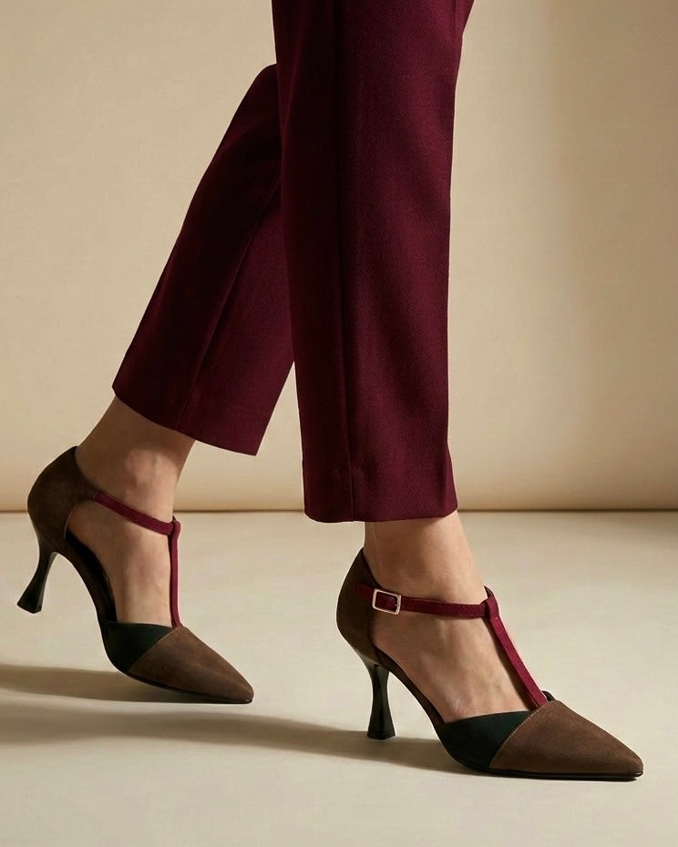 Scarpe décolleté modello T-strap marca Divine Follie, in camoscio marrone, verde fango e bordeaux, con tacco a rocchetto e punta sfilata-indossate.