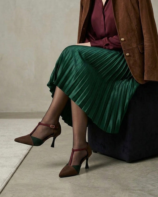 Scarpe décolleté modello T-strap marca Divine Follie, in camoscio marrone, verde fango e bordeaux, con tacco a rocchetto e punta sfilata-modella.