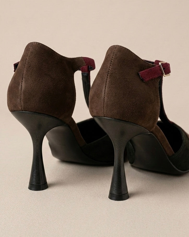 Scarpe décolleté modello T-strap marca Divine Follie, in camoscio marrone, verde fango e bordeaux, con tacco a rocchetto e punta sfilata-retro.