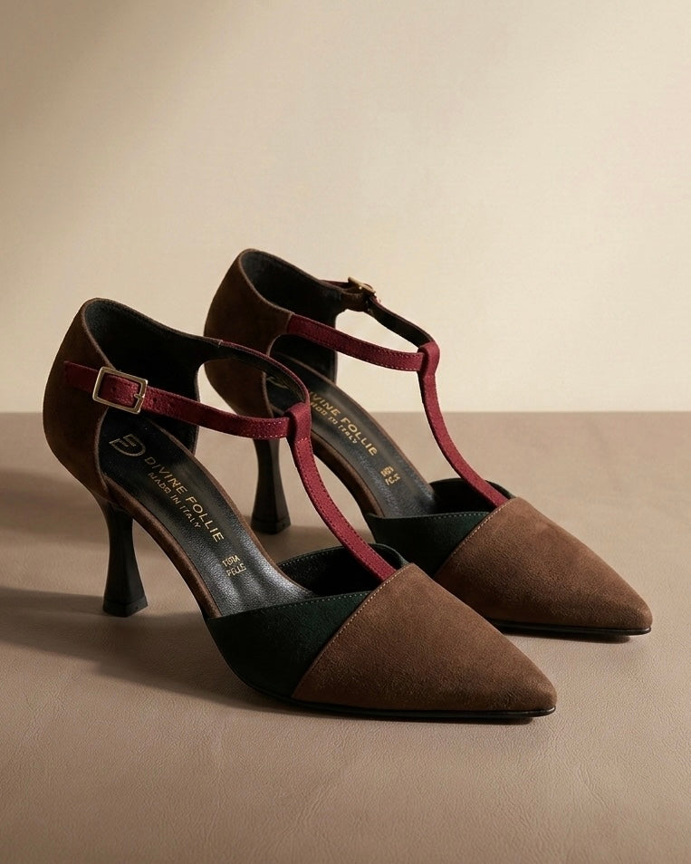 Scarpe décolleté modello T-strap marca Divine Follie, in camoscio marrone, verde fango e bordeaux, con tacco a rocchetto e punta sfilata.