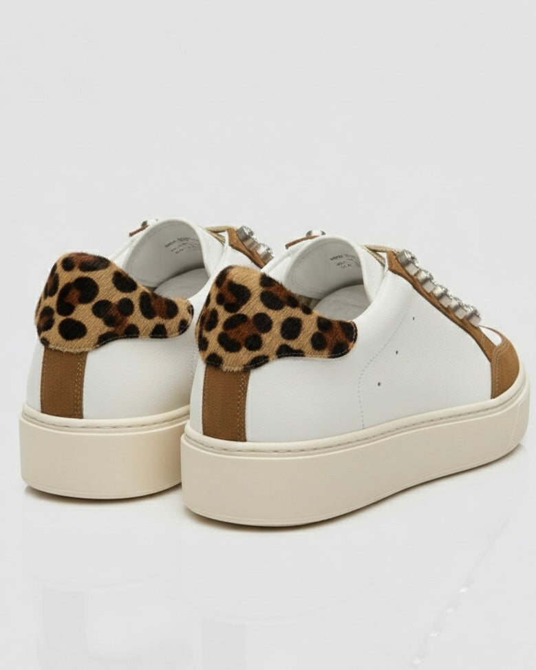 Sneakers bianche e marroni in pelle Divine Follie con dettagli gioiello sui lacci e inserto animalier leopardato sul tallone - retro tacco.