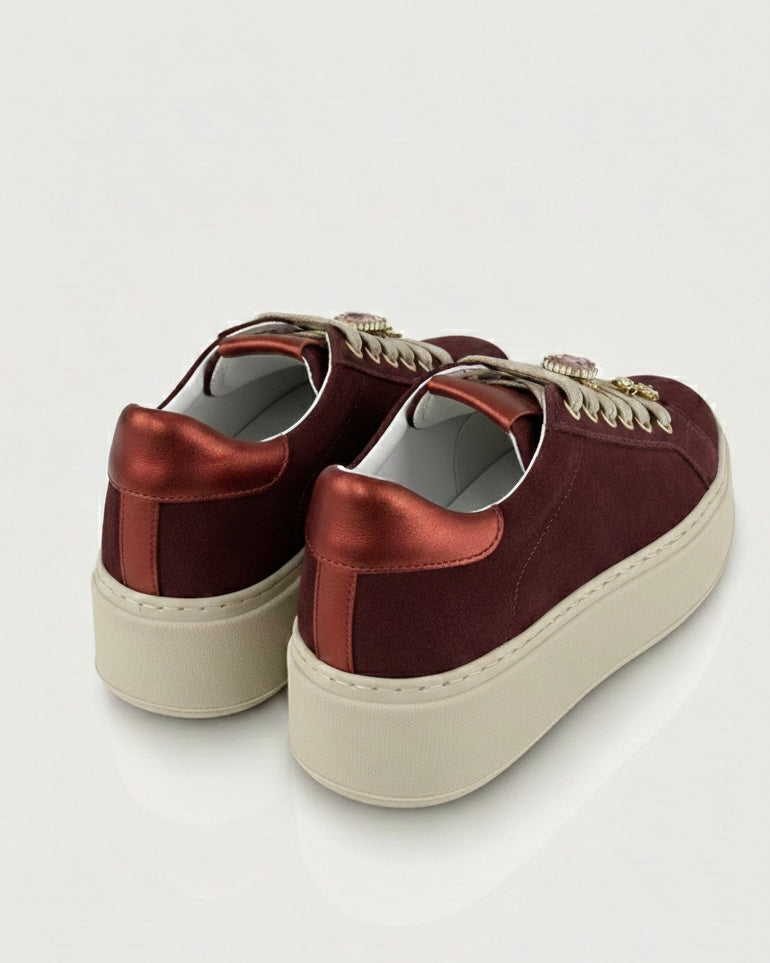 Sneakers scamosciate bordeaux Divine Follie con suola platform chiara e decorazioni gioiello a forma di ape e cristalli sui lacci - retro tacco.