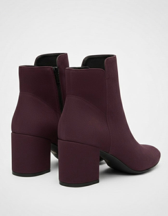 Stivaletti bordeaux scamosciati con tacco largo medio, punta arrotondata e chiusura con zip laterale - retro tacco. 