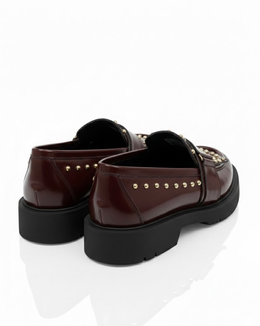 Mocassini bordeaux in pelle lucida con frange, borchie dorate decorative e suola platform nera spessa - retro tacco.