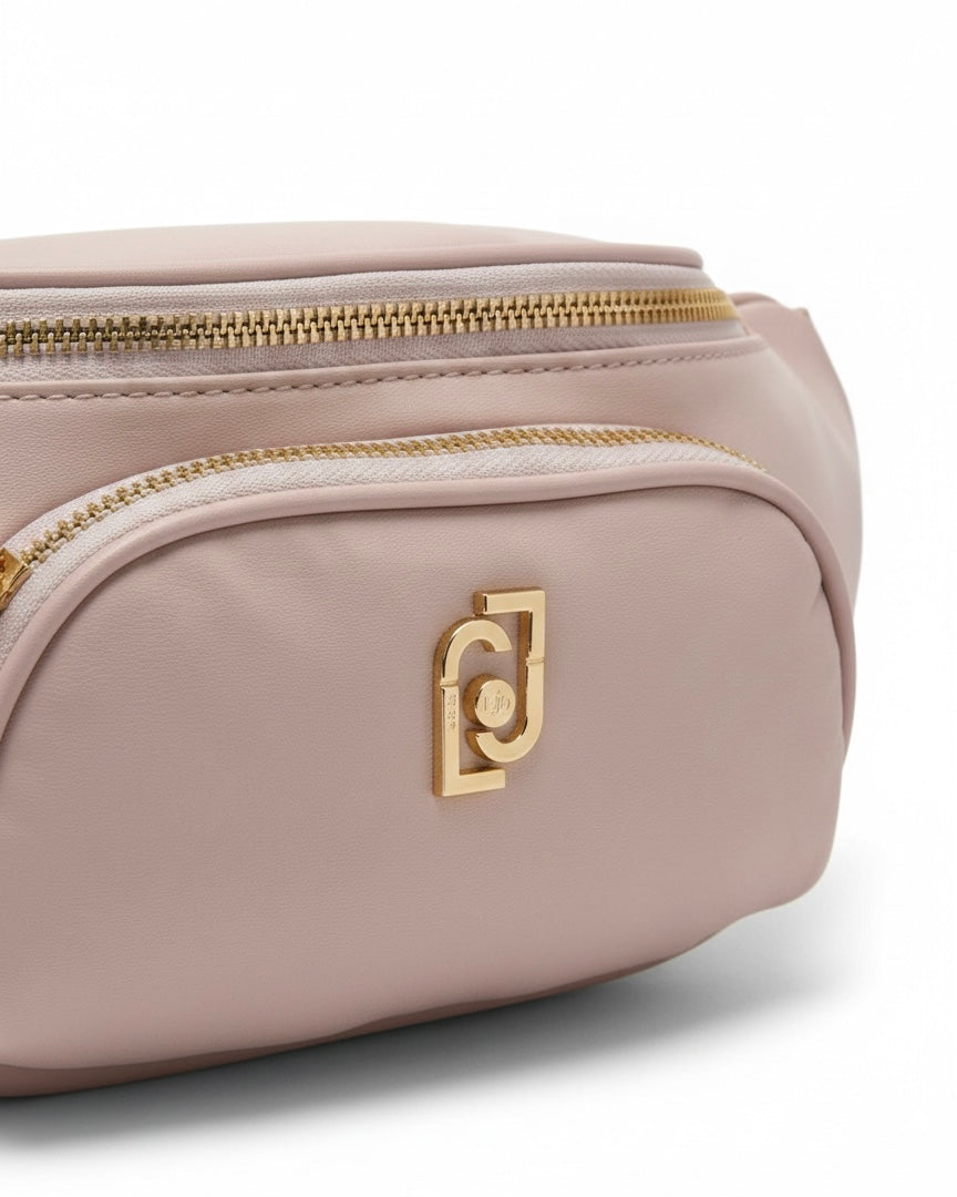Marsupio color cipria firmata Liu Jo in tessuto tecnico con logo metallico dorato e due tasche con cerniera, dettaglio logo.