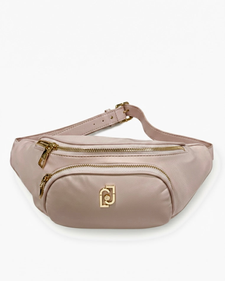 Marsupio color cipria firmata Liu Jo in tessuto tecnico con logo metallico dorato e due tasche con cerniera, vista frontale.