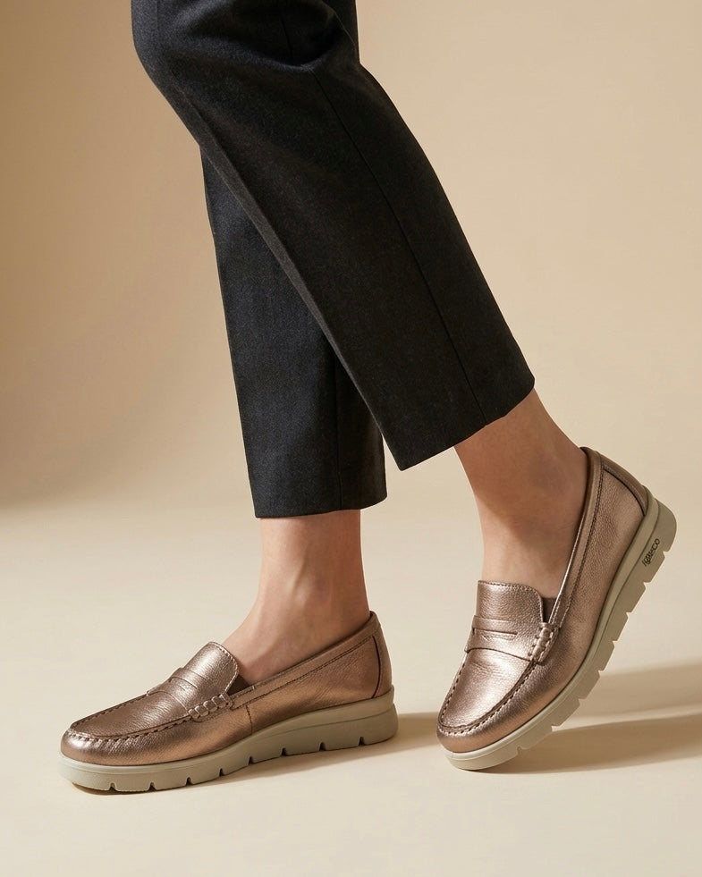 Mocassini classici da donna Igi&Co in pelle colore bronzo metallizzato con suola platform chiara e sottopiede in Memory Foam-indossate.