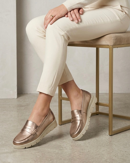 Mocassini classici da donna Igi&Co in pelle colore bronzo metallizzato con suola platform chiara e sottopiede in Memory Foam-modella.