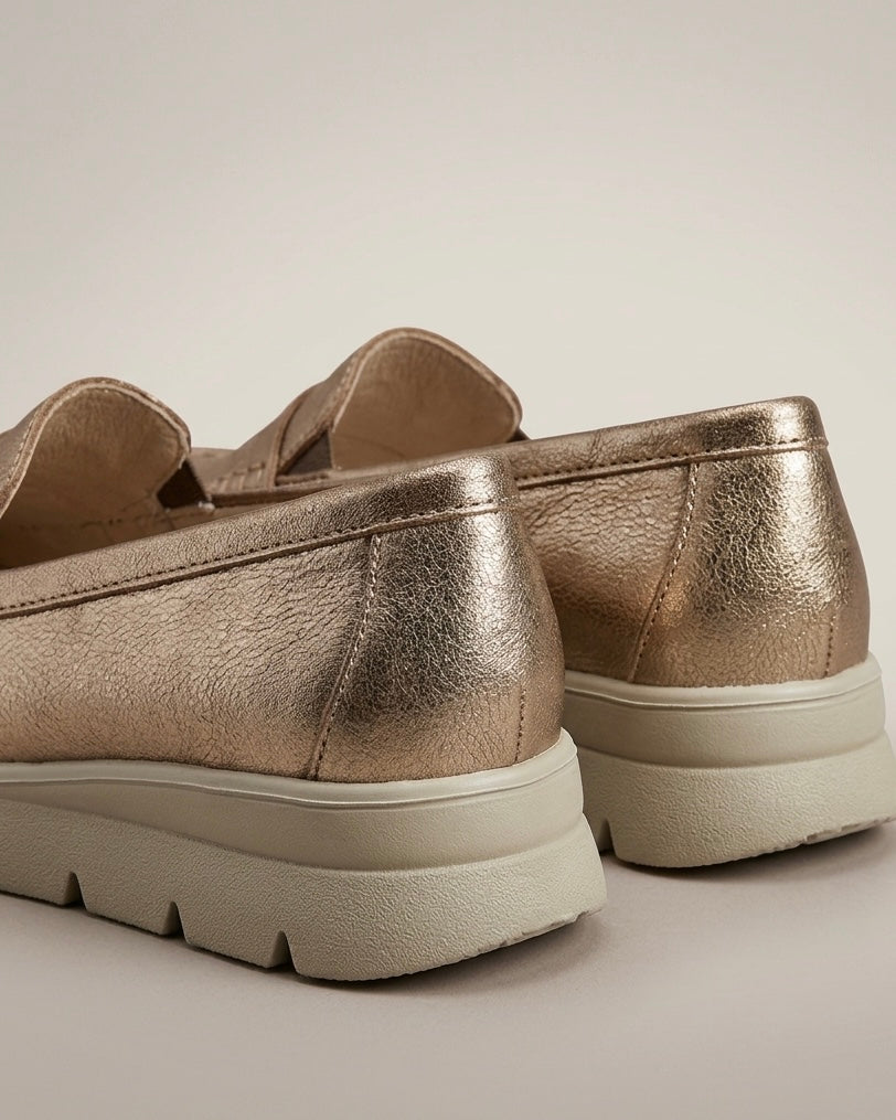 Mocassini classici da donna Igi&Co in pelle colore bronzo metallizzato con suola platform chiara e sottopiede in Memory Foam-retro.
