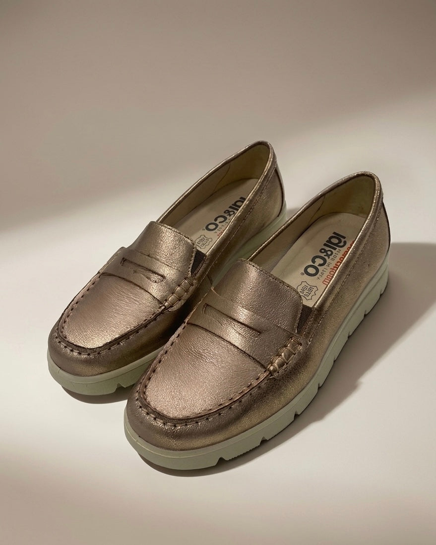 Mocassini classici da donna Igi&Co in pelle colore bronzo metallizzato con suola platform chiara e sottopiede in Memory Foam.