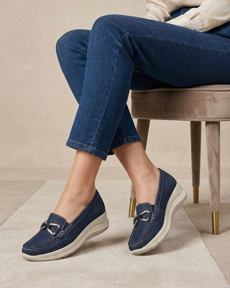 Mocassini da donna marca iMac realizzati in tessuto denim blu scuro, con cuciture bianche a contrasto, morsetto metallico argento e suola platform bianca-modella.