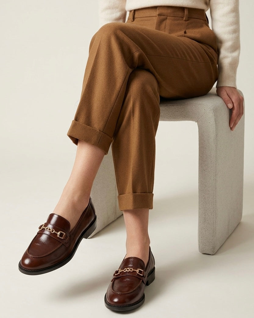 Mocassini da donna Tamaris in pelle color cognac spazzolata con morsetto a catena dorato - Buttò Calzature - modella.