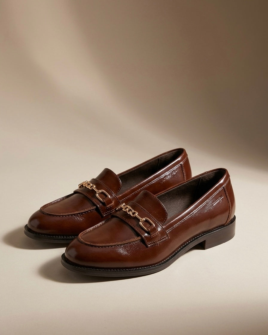 Mocassini da donna Tamaris in pelle color cognac spazzolata con morsetto a catena dorato - Buttò Calzature.