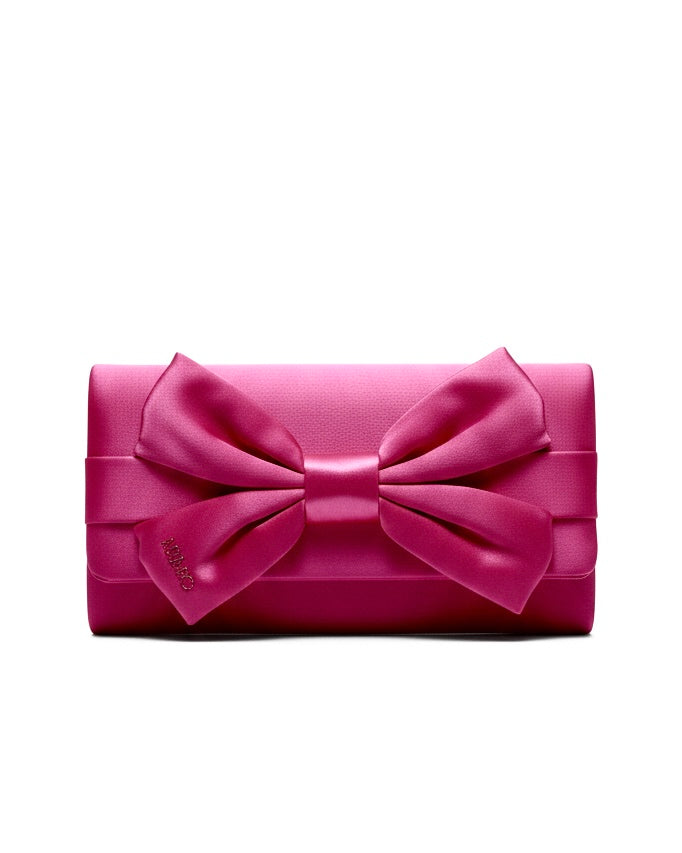 Borsa pochette fucsia Liu Jo in raso con grande fiocco frontale e piccolo logo metallico dorato, vista frontale su sfondo bianco.