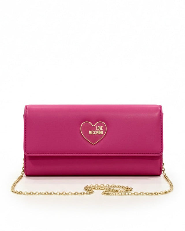 Borsa pochette fucsia Love Moschino in similpelle con logo dorato all'interno di un cuore e tracolla a catena dorata su sfondo bianco.