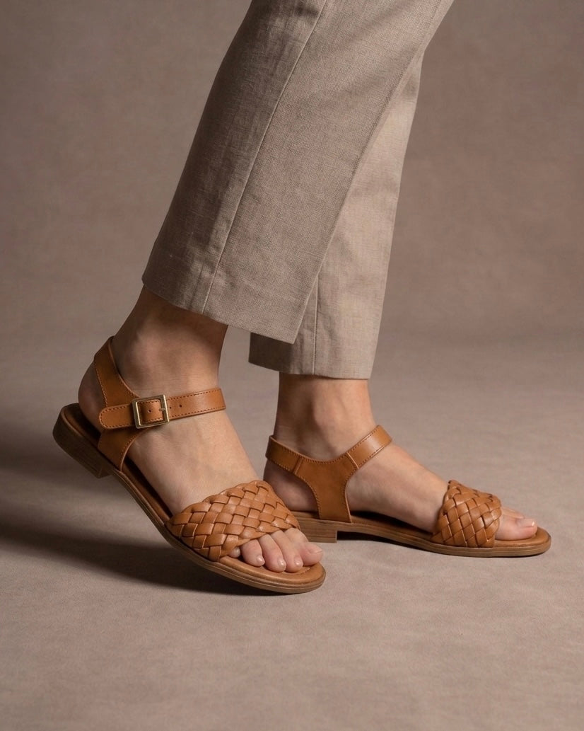 Sandali bassi color cuoio con fascia larga anteriore lavorata a intreccio e cinturino regolabile alla caviglia - Buttò Calzature -indossati.