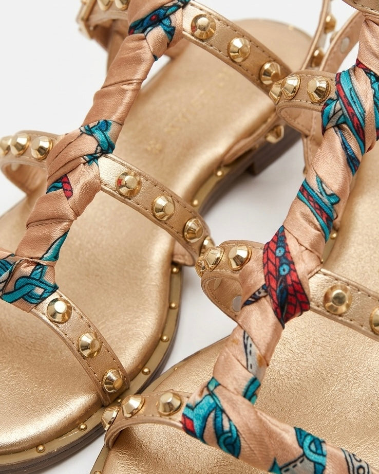 Sandali bassi stile schiava color oro con borchie dorate e nastro intrecciato con fantasia multicolor - Buttò Calzature - dettaglio.