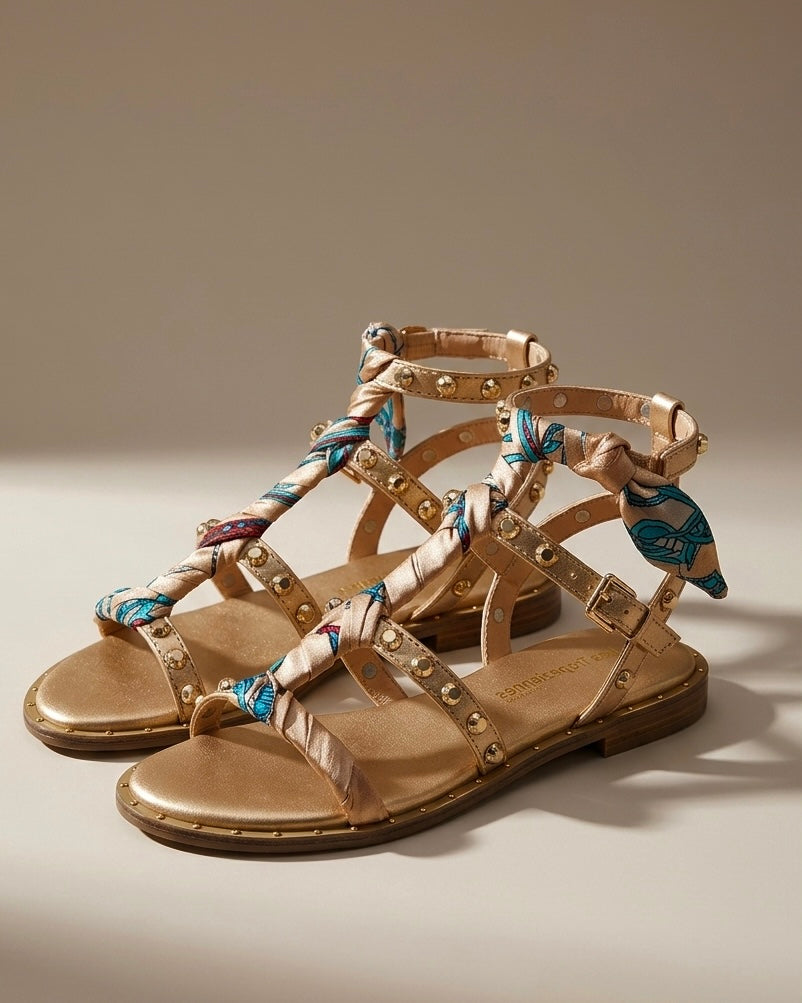 Sandali bassi stile schiava color oro con borchie dorate e nastro intrecciato con fantasia multicolor - Buttò Calzature.