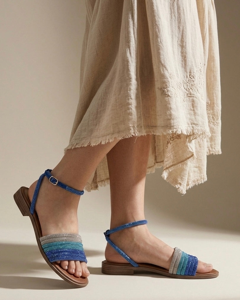 Sandali bassi con pianta cuoio e fascia a listini multipli sfumati in blu, azzurro e argento con micro-strass luminosi e cinturino alla caviglia - Buttò Calzature - indossati.