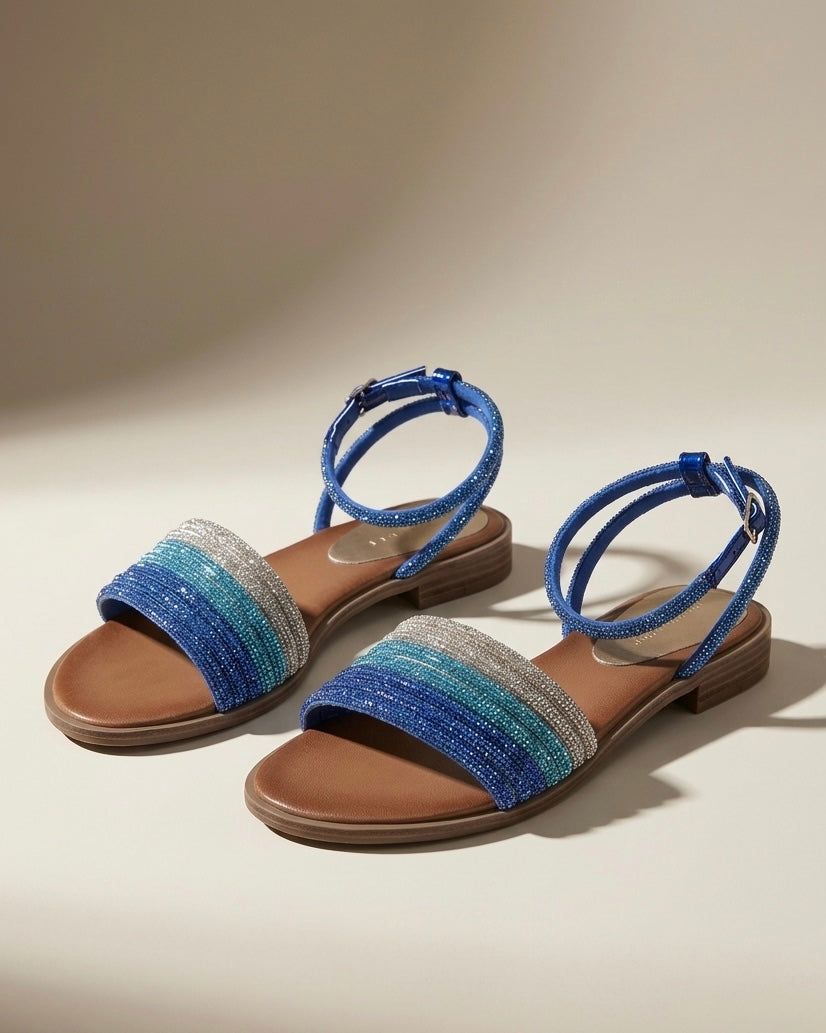 Sandali bassi con pianta cuoio e fascia a listini multipli sfumati in blu, azzurro e argento con micro-strass luminosi e cinturino alla caviglia - Buttò Calzature.