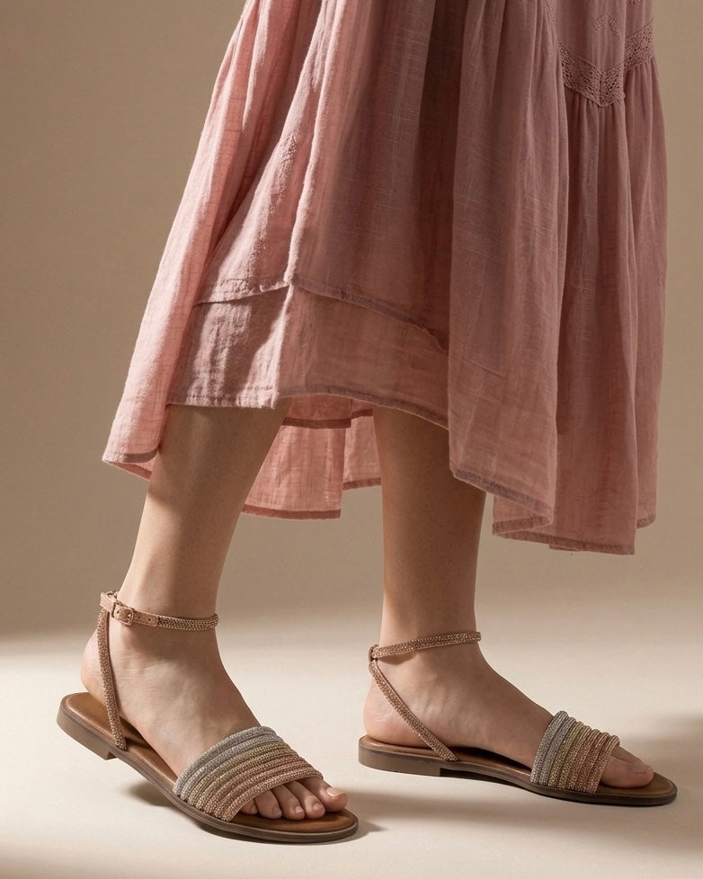 Sandali bassi con pianta cuoio e fascia a listini multipli sfumati in oro rosa, platino e argento con micro-strass luminosi e cinturino alla caviglia - Buttò Calzature - indossati.