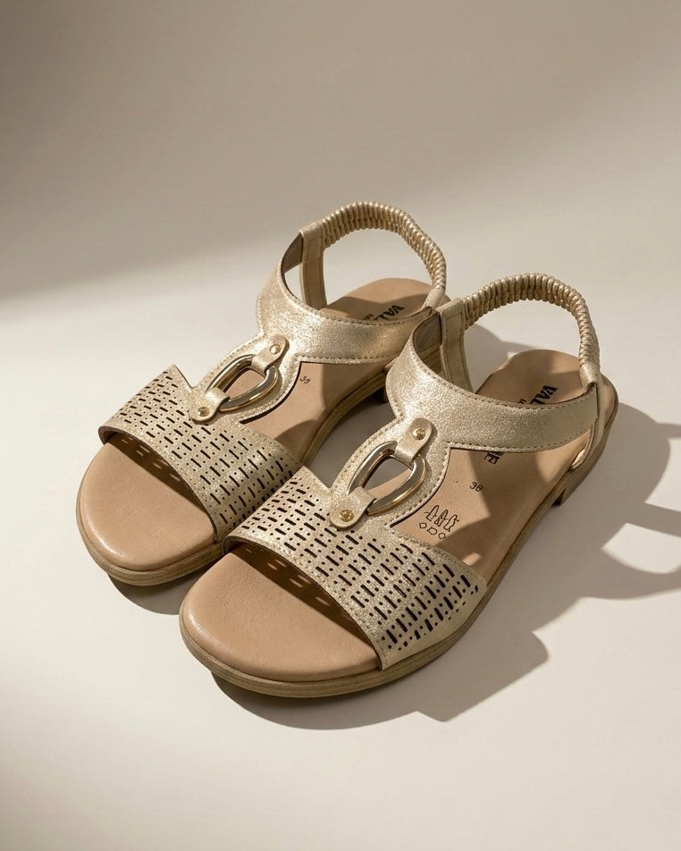 Sandali bassi Valleverde color oro con fascia anteriore traforata a laser ed effetto brillantinato luminoso, cinturino elastico e plantare anatomico.
